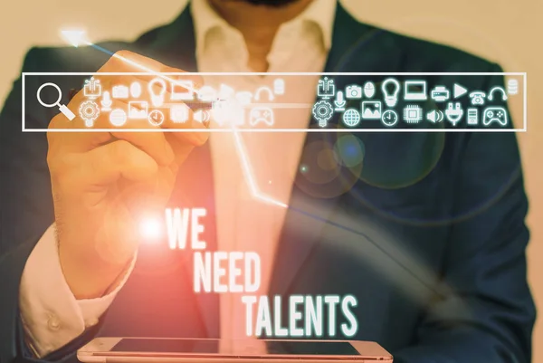 Schrijven van notitie weergegeven: We moeten talenten. Zakelijke foto presentatie op zoek naar creatieve recruiters aan bedrijf of team. — Stockfoto