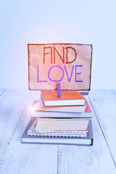 Koncepcionális kézírás a Find Love-ról. Üzleti fotó szöveg szeretet egy másik felmerülő rokonság vagy demonstrációs nyakkendő halom halmozott könyvek notebook pin színes emlékeztető fehér fa. — Stock Fotó