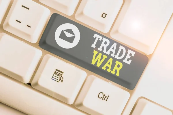 Texto de escritura de palabras Trade War. Concepto de negocio para una situación en la que los países tratan de dañarse mutuamente es el comercio Teclado de PC blanco con papel de nota vacío sobre el espacio de copia de la tecla de fondo blanco . — Foto de Stock