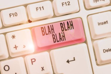 Blah Blah 'ı gösteren bir not yazıyorum. İş fotoğrafı gösterimi çok fazla yanlış bilgi konuşması saçmalık klavye ile beyaz arkaplan anahtar boşluğu üzerine not kağıdı konuşma.