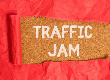 El yazısı metin trafiği sıkışıklığı. Kavram, çok sayıda aracın birbirine yakın olması ve ortadan yırtılıp klasik ahşap bir masanın üzerine yerleştirilen mukavvayı hareket ettirememesi anlamına gelir..