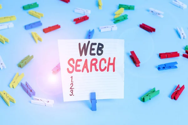 Woordschrijvende tekst Web Search. Zakelijk concept voor software systeem ontworpen om te zoeken naar informatie op het web Gekleurde wasknijpers lege herinnering blauwe vloer achtergrond kantoor pin. — Stockfoto