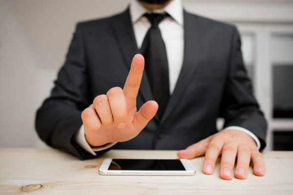 Hombre ropa de trabajo formal desgaste humano que presenta la presentación de dispositivo de teléfono inteligente de alta tecnología. Hombre vestido con traje de trabajo más corbata mostrando un pequeño teléfono móvil de alta tecnología — Foto de Stock