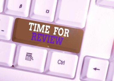 Sözcük yazma İnceleme Zamanı. Değerlendirme Geribildirim Anı Analizi Oranı Değerlendirme Beyaz pc klavyesinde beyaz arkaplan anahtar alanının üzerinde boş not kağıdı olan iş konsepti.