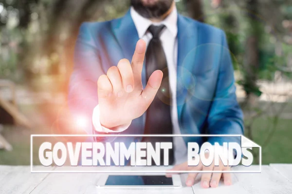 Notizen, die Staatsanleihen zeigen. Geschäftsfoto, das Schuldverschreibungen zeigt, die von einer Regierung ausgestellt wurden, um Geschäftsmann mit erhobenem Zeigefinger zu unterstützen. — Stockfoto