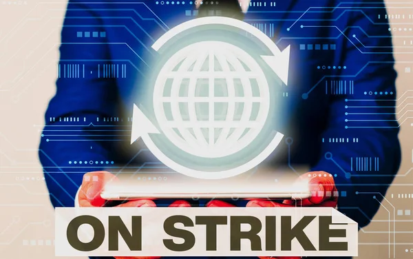 Señal de texto que muestra On Strike. Foto conceptual se niegan a seguir trabajando debido a una discusión con un empleador . — Foto de Stock