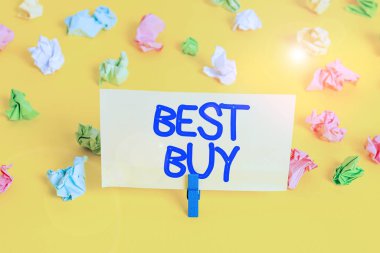 Best Buy 'ın el yazısı. Bir ürünün maliyeti ve kalitesinin en avantajlı kombinasyonu anlamına gelen kavram Renkli buruşmuş kağıtlar boş hatırlatıcı beyaz zemin çamaşır mandalı.