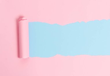 Karton ortadan ikiye ayrılıp yumuşak renkli bir masanın üzerine yerleştirilir. Pastel arkaplanda kalın yırtık bir kağıt. Dairenin sanatsal düzenleme yöntemi fotoğrafçılıktır.