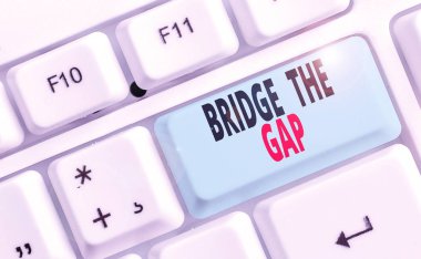 Kavramsal El köprü Gap gösterilen yazma. İş fotoğraf metin üstesinden engeller meydan cesaret güçlendirme.