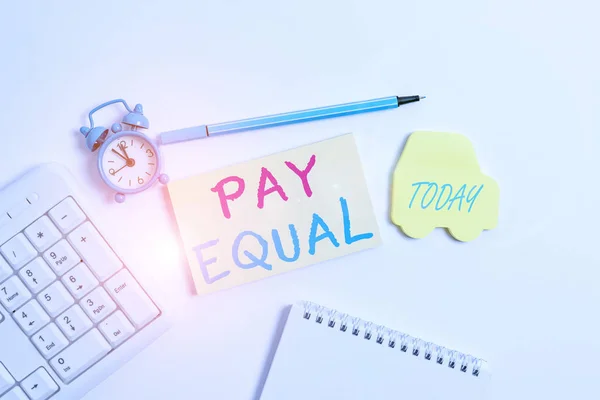 Palavra escrita texto Pay Equal. Conceito de negócio para Princípio da não discriminação em compensação de trabalho Copiar espaço em papel de nota vazio com relógio e lápis na mesa . — Fotografia de Stock
