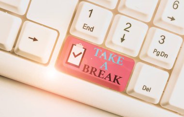 Take A Break 'i gösteren bir not yazıyorum. İş fotoğrafı gösterimi Mola Bir şey yapma zamanı işten çık Beyaz bilgisayar klavyesi beyaz arkaplanın üzerinde not kağıdı ile.