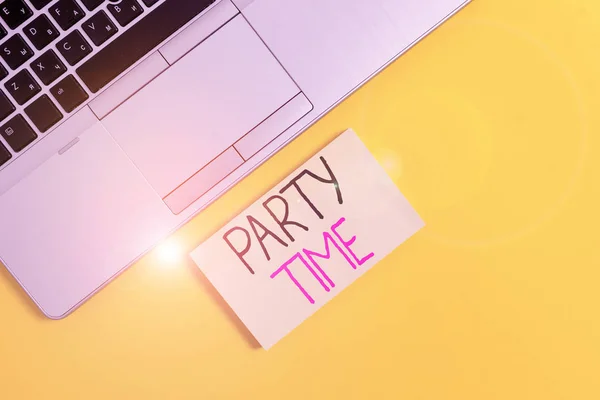 Tekst tekstowy Party Time. Koncepcja biznesowa na odpowiedni moment do świętowania i zabawy w wydarzeniu społecznym Slim modny srebrny otwarty laptop kwadratowy lepki notatnik kolorowe tło. — Zdjęcie stockowe