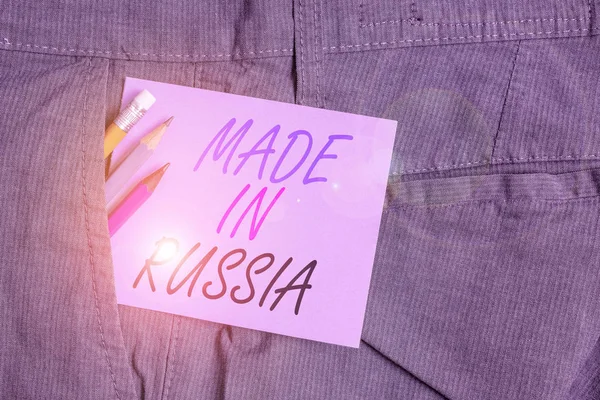 Escrevendo nota mostrando Made In Russia. Foto de negócios mostrando um produto ou algo que é analisadosufacturizado na Rússia Equipamento de escrita e papel de nota roxo dentro do bolso das calças . — Fotografia de Stock