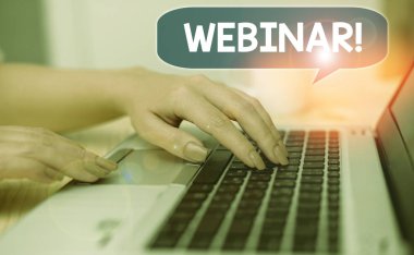 Webinar 'ı gösteren mesaj işareti. İnternette yer alan kavramsal fotoğraf bir seminer veya başka bir sunum.