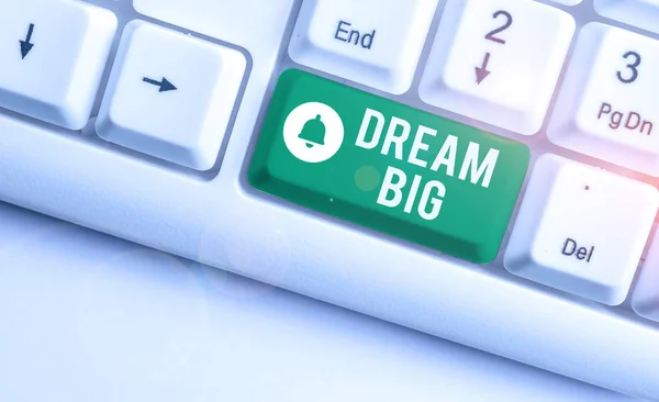 Conceptueel handschrift met Dream Big. Zakelijke foto tekst op zoek naar doel voor je leven en steeds vervuld in proces Witte pc toetsenbord met nota papier boven de witte achtergrond. — Stockfoto