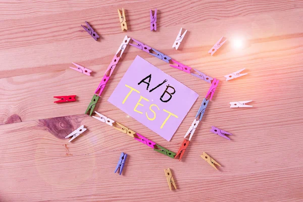 Szóírás A vagy B teszt. Üzleti koncepció teszt meghatározására fogyasztók inkább képesség termékek között Színes ruhacsap papírok üres emlékeztető fa padló háttér iroda. — Stock Fotó
