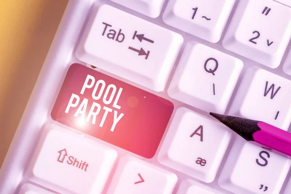 Texto para escrita de palavras Pool Party. Conceito de negócio para celebração que inclui atividades em uma piscina Teclado de PC branco com papel de nota vazio acima do espaço de cópia de chave de fundo branco . — Fotografia de Stock