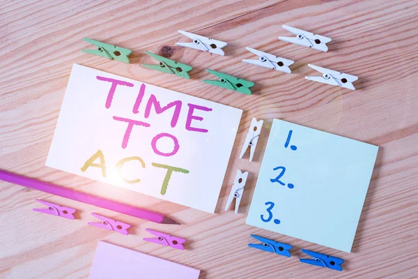 Signo de texto que muestra el tiempo para actuar. Foto conceptual Hazlo ahora Respuesta Inmediatamente Algo que hay que hacer Papeles de pinza de ropa de colores vacía recordatorio piso de madera fondo oficina. — Foto de Stock