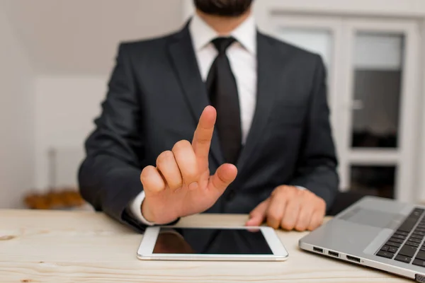 Man människa bära formella arbetskläder presentera presentation av högteknologi smartphone-enhet. Man klädd i arbetskläder plus slips visar liten mobil hi tech telefon — Stockfoto