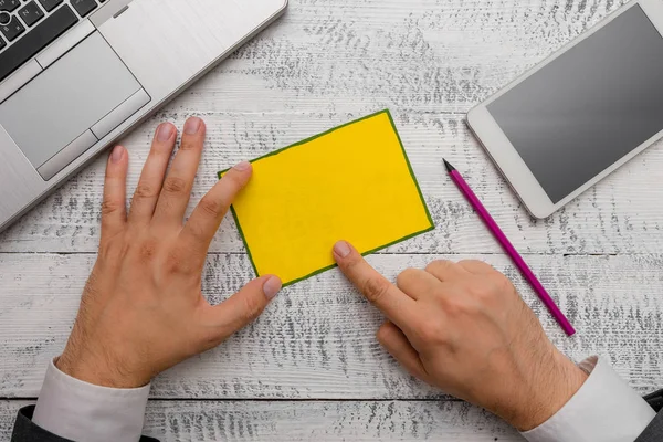 Handhold notepaper ao lado do dispositivo de smartphone estacionário e de alta tecnologia. Equipamento de escrita colocado perto do dispositivo de alta tecnologia moderno de telefone fino acima do pano de fundo de madeira clássico — Fotografia de Stock