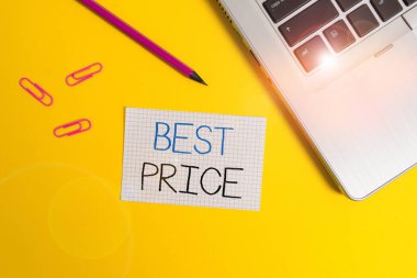 Kelime yazma metni Best Price. Bir alıcının metalik dizüstü bilgisayar için bir şey alabileceği en düşük veya en iyi fiyata iş konsepti kalem kare kağıt kaplama renkli arka plan.