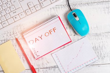 El yazısı izin günü. İşe gitmediğiniz zaman kavramının anlamı, genellikle bir iş günü olmasına rağmen, klasik ahşap masa üzerine yerleştirilmiş ekipman ve bilgisayar şeyleri yazmaktır..