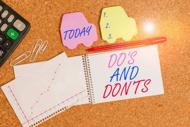 Mesaj işareti Do S ve Don T 'leri gösteriyor. Bir karar vermenin teknolojik bir komplikasyonu. Masa defteri kağıt ofis karton karton çalışma masası malzeme tablosu..