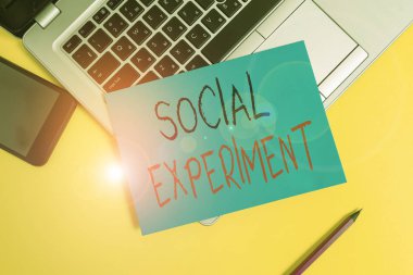 Sosyal Deneyi gösteren not yazılıyor. Huanalysis denekleriyle yürütülen araştırma projesini gösteren iş fotoğrafı. Metalik dizüstü bilgisayarlar. Küçük kağıt kalem kağıdı..