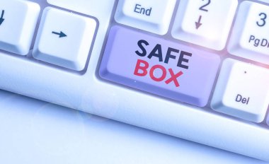 Word yazma metni Güvenli Kutu. Önemli veya değerli şeyleri saklayabileceğiniz küçük bir yapı için iş konsepti.