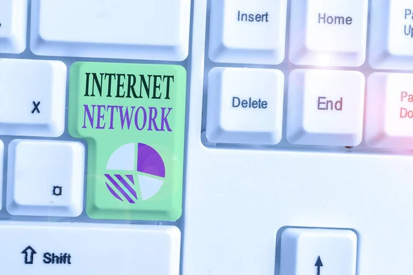 Πινακίδα κειμένου που δείχνει δίκτυο διαδικτύου. Εννοιολογική φωτογραφία συνδέει τους υπολογιστές σε παγκόσμιο επίπεδο χρησιμοποιώντας το διαδίκτυο. — Φωτογραφία Αρχείου