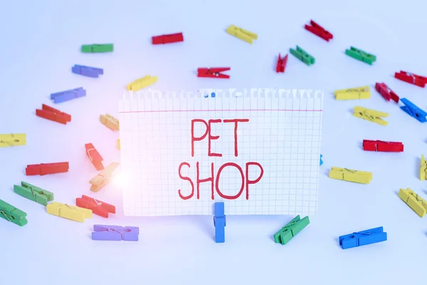 Escrevendo nota mostrando Pet Shop. Foto de negócios mostrando negócio de varejo que vende diferentes tipos de animais para o público Papéis de roupa coloridos lembrete vazio piso branco fundo escritório . — Fotografia de Stock