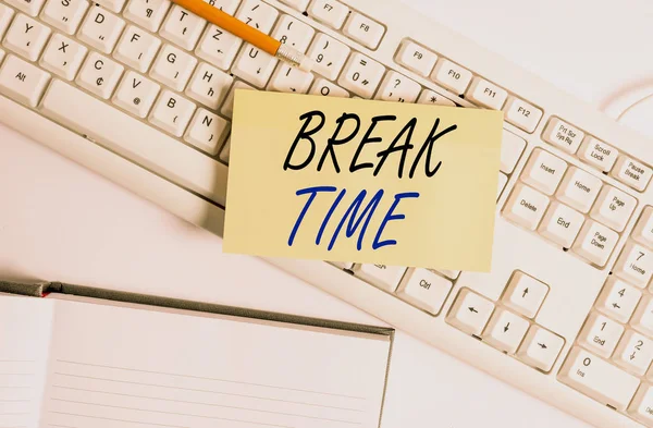 Texto de escritura de palabras Break Time. Concepto de negocio para el tiempo programado cuando los trabajadores dejan de trabajar por un breve período Teclado de PC blanco con papel de nota vacío y clips de papel sobre fondo blanco . — Foto de Stock