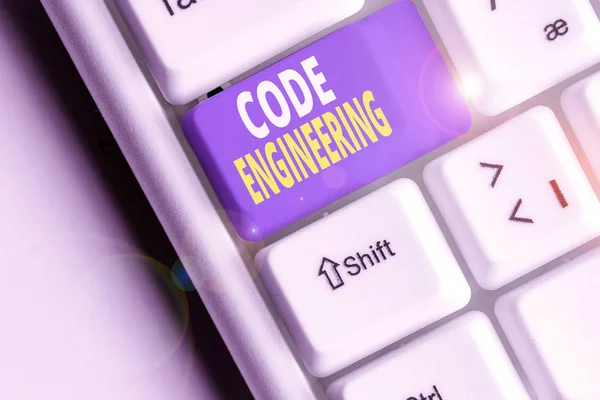 Ordskrivning text Kod Engineering. Affärsidé för tillämpning av ingenjörskonst på utveckling av programvara. — Stockfoto