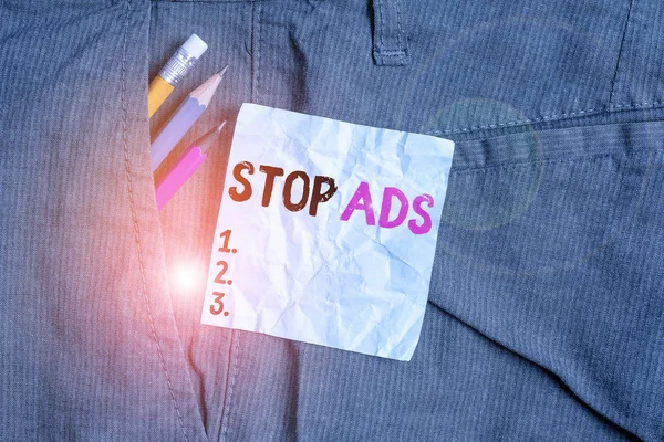 Szövegírási szöveg Stop Ads. Üzleti koncepció a program, amely eltávolítja a különböző típusú reklám Web Writing berendezések és kék jegyzet papír belső zsebében férfi munkanadrág. — Stock Fotó