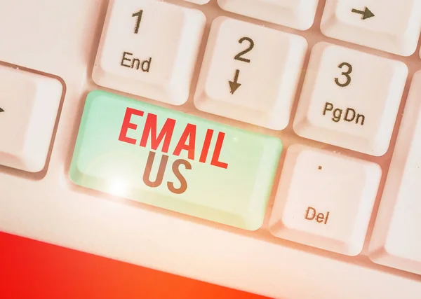 Kézírás szövegírás E-mail nekünk. Koncepció jelentése Kereskedelmi üzenet küldése a bemutatók csoportjának e-mailben. — Stock Fotó
