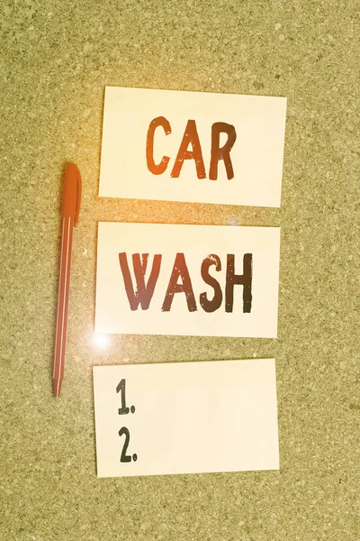 展示洗车的概念手写商业照片展示的是一幢装有洗车设备或其他车辆的建筑物。. — 图库照片