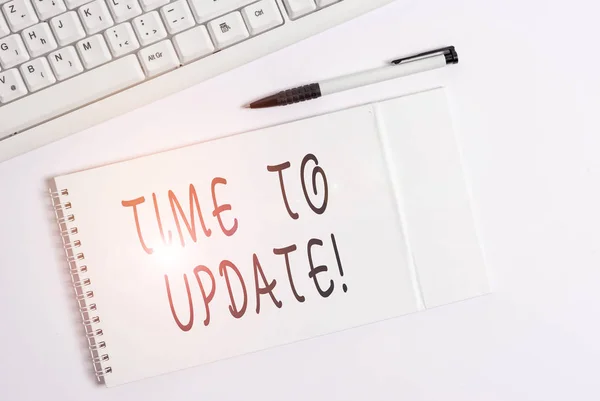 Konceptuell handstil som visar Time To Update. Business foto showcasing agera uppdatera något någon eller uppdaterad version program Vit dator tangentbord med anteckning papper ovanför vit bakgrund. — Stockfoto