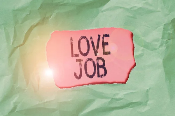 Написання тексту Love Job. Концептуальне значення, призначене для того, щоб допомогти знайти повноцінну роботу, яка підходить для нас Зелений зім'ятий рваний кольоровий паперовий аркуш центр рваний барвистий фон . — стокове фото