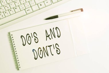 Do S is and Don 't S is' i gösteren kavramsal el yazısı. Beyaz arkaplan üzerinde not kağıdı olan bazı etkinlikler hakkında danışmanlık kuralları veya gelenekleri gösteren iş fotoğrafı.