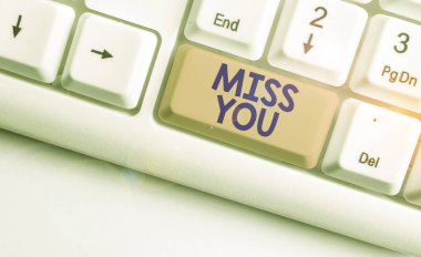 El yazısı Bayan You. Kavram, üzgün hissetme anlamına gelir çünkü artık burada değilsiniz beyaz arkaplan anahtar boşluğunun üzerinde boş not kağıdıyla beyaz pc klavye sevgi mesajı.