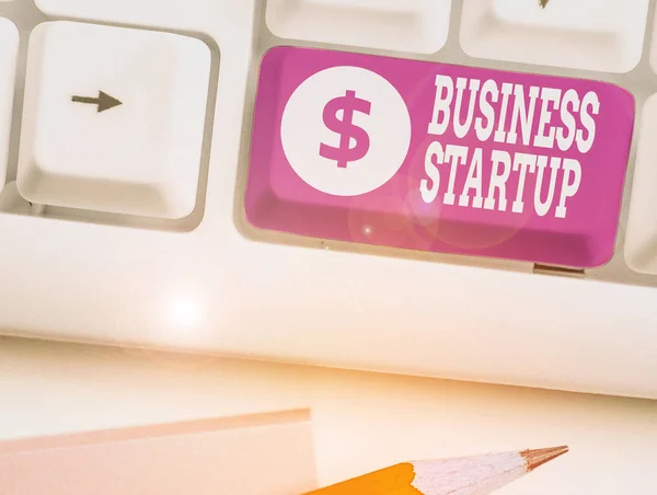 Εννοιολογική γραφή χέρι δείχνει Business Startup. Επιχείρηση φωτογραφικού κειμένου που βρίσκεται στο πρώτο στάδιο της λειτουργίας της. — Φωτογραφία Αρχείου