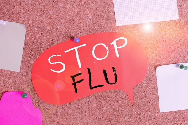手写体文字停止流感。概念意为治疗流感病毒珊瑚板彩色纸别针钉贴纸布告板所引起的传染性呼吸道疾病. — 图库照片
