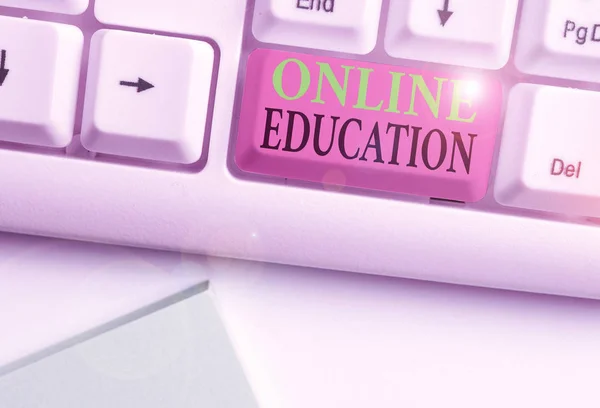 Texto de escrita de palavras Educação Online. Conceito de negócio para o tipo de aprendizagem que ocorre através da Internet . — Fotografia de Stock