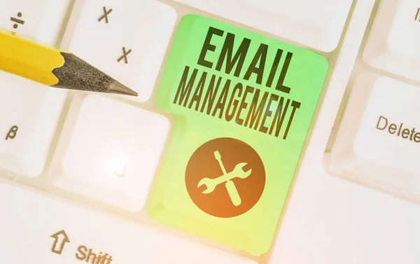 Escritura manual conceptual que muestra la gestión de correo electrónico. Foto de negocios mostrando táctica sistemática para maximizar la eficiencia de las prácticas de email . — Foto de Stock