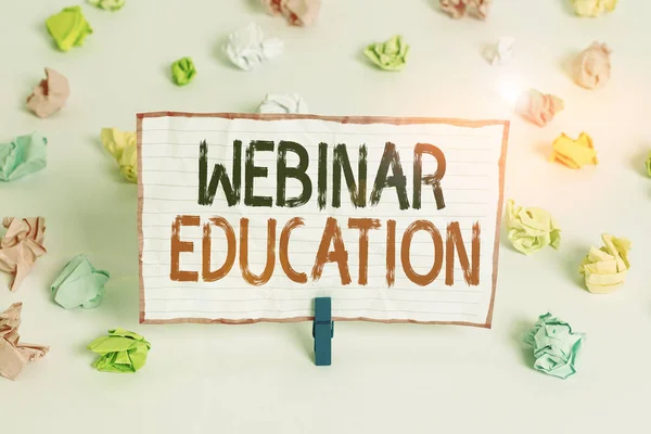 Kézírás szöveg írás Webinar Education. Koncepció jelentése online találkozó vagy bemutató tartott az interneten keresztül Színes gyűrött papírok üres emlékeztető fehér padló háttér ruhaszárító. — Stock Fotó