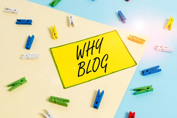 为什么写博客的文字。商务概念为什么要定期记录他们的想法或经历彩衣别针纸空白处提醒黄色蓝楼背景办公室. — 图库照片