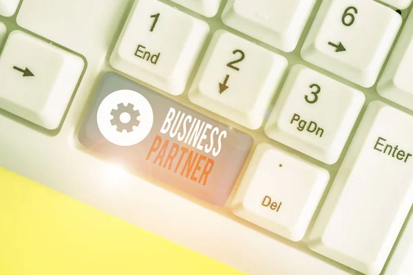Word σύνταξη κειμένου Business Partner. Επιχειρηματική έννοια για εμπορική οντότητα με την οποία μια άλλη εμπορική οντότητα. — Φωτογραφία Αρχείου