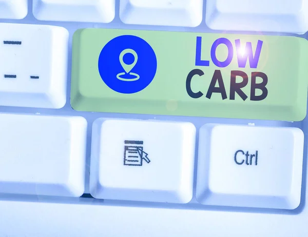 手写体书写低碳水化合物。概念意思是限制碳水化合物的消耗体重损失分析饮食. — 图库照片