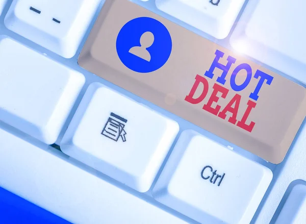 Teksten met Hot Deal erop. Conceptuele foto Een overeenkomst waardoor een van de partijen wordt aangeboden en aanvaard. — Stockfoto