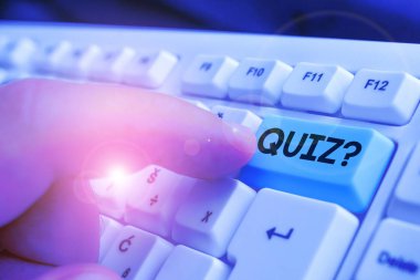 Quiz Soru gösteren not yazma. Bireyler veya takımlar arasında rekabet olarak bilgi nin vitrine İş fotoğraf beyaz arka plan üzerinde not kağıdı ile Beyaz pc klavye.